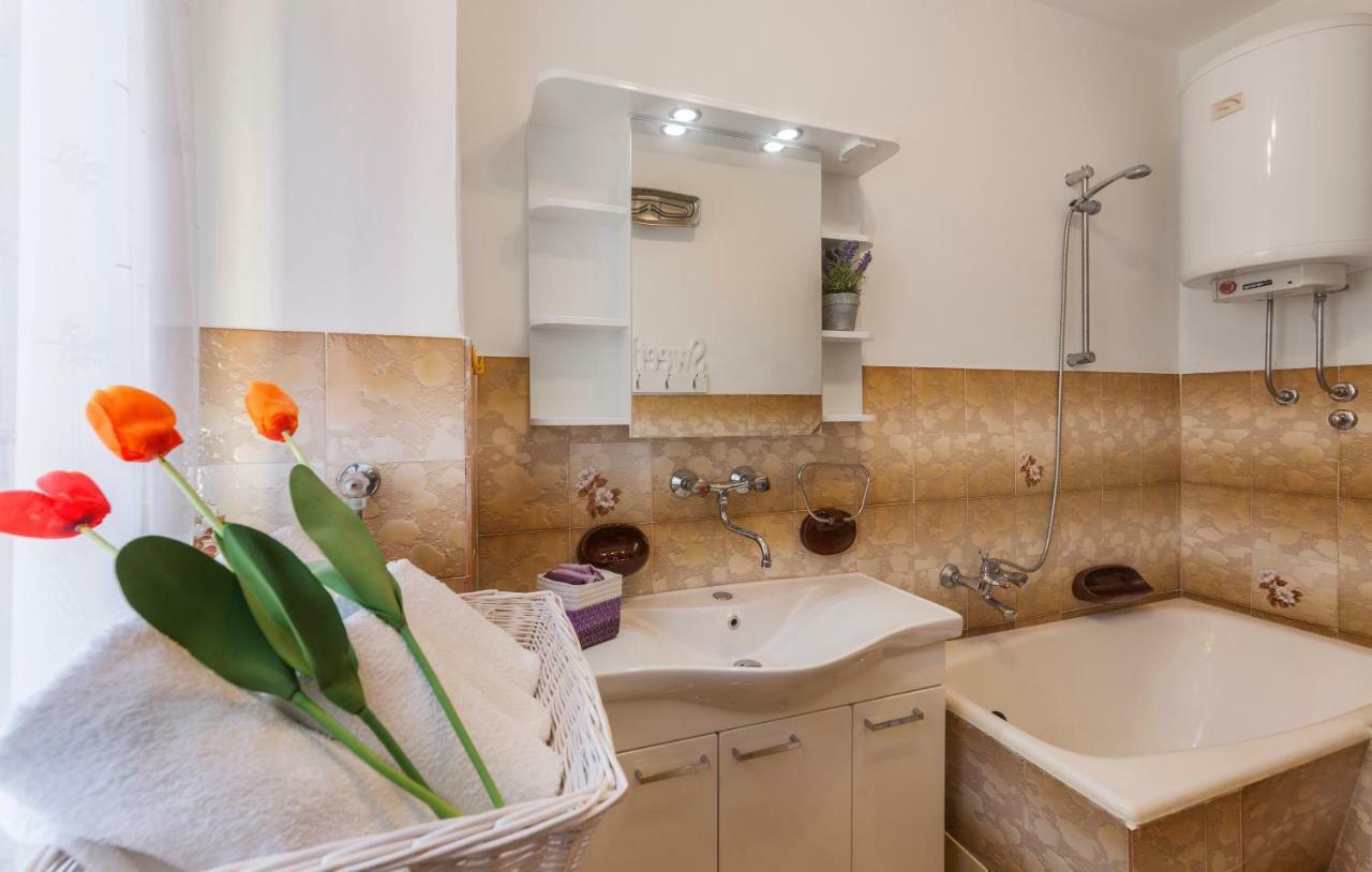 Two Bedroom Apartment, Nice Neighborhood, Free Parking, Wifi Pula Exterior photo